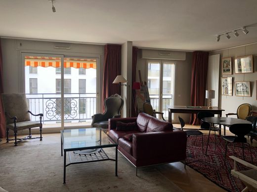 Apartment / Etagenwohnung in Issy-les-Moulineaux, Hauts-de-Seine