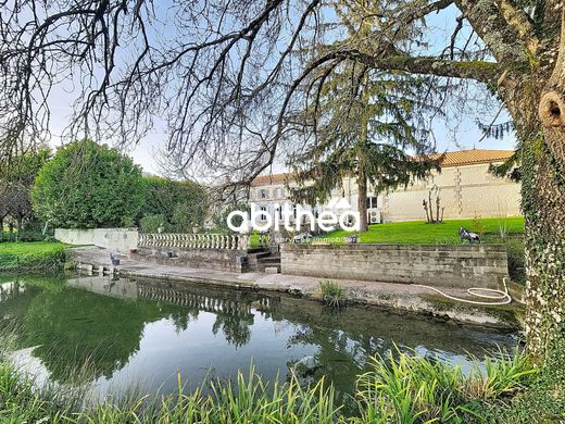 Maison de luxe à Mirambeau, Charente-Maritime