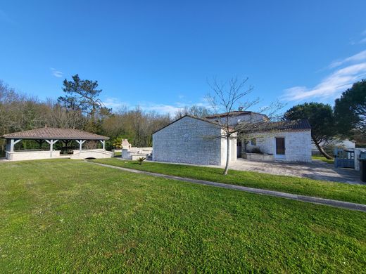 Luxury home in Breuillet, Charente-Maritime