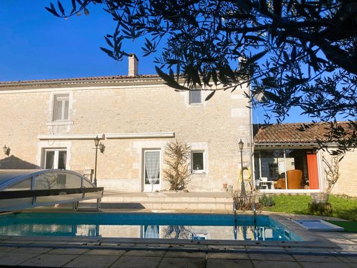 منزل ﻓﻲ Mérignac, Charente