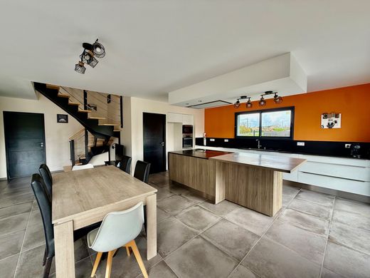Luxury home in Salles, Gironde