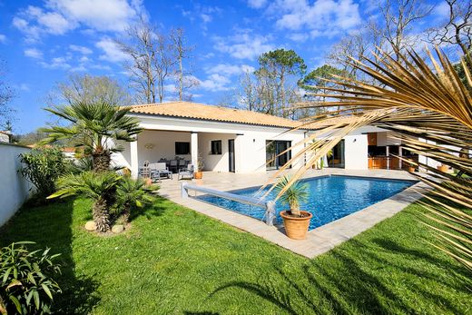 Luxury home in Breuillet, Charente-Maritime