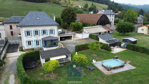 Luxus-Haus in Arpajon-sur-Cère, Cantal