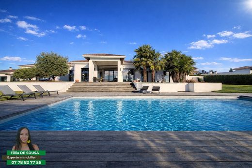 Villa a Saint-Bonnet-les-Oules, Loire