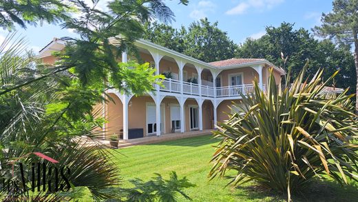 Villa in Lège-Cap-Ferret, Gironde