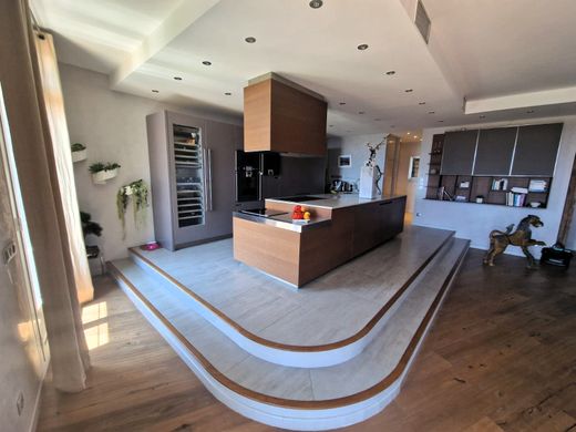 Apartment / Etagenwohnung in Menton, Alpes-Maritimes