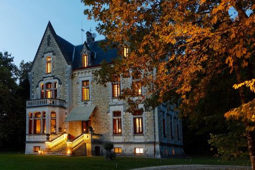 Château à Saint-Front-de-Pradoux, Dordogne