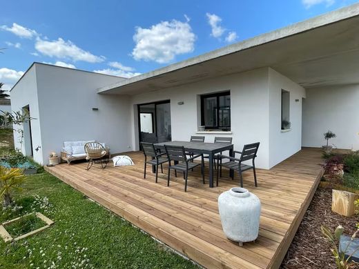 Vaux-sur-Mer, Charente-Maritimeの高級住宅