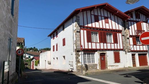 Ustaritz, Pyrénées-Atlantiquesの高級住宅