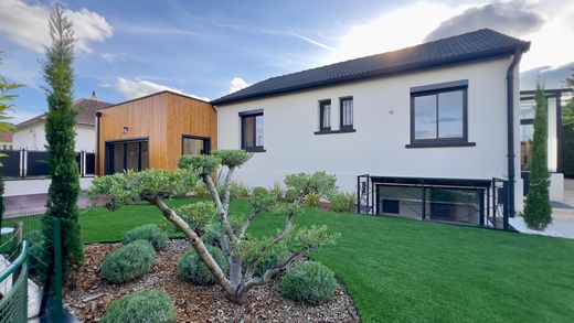 Luxe woning in Fontaine-lès-Dijon, Cote d'Or