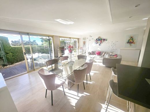 Apartment / Etagenwohnung in Cannes, Alpes-Maritimes