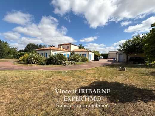 Luxury home in Les Gonds, Charente-Maritime