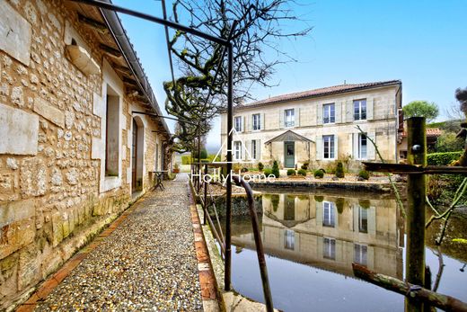 Casa di lusso a Saint-Maigrin, Charente-Maritime