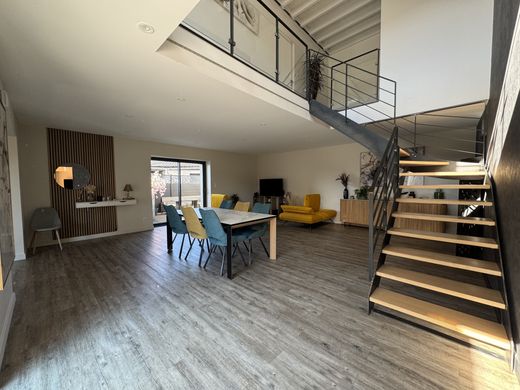 Maison de luxe à Veauchette, Loire