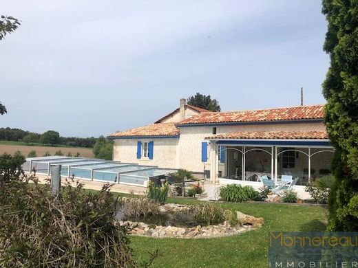 Luxe woning in Barbezieux-Saint-Hilaire, Charente