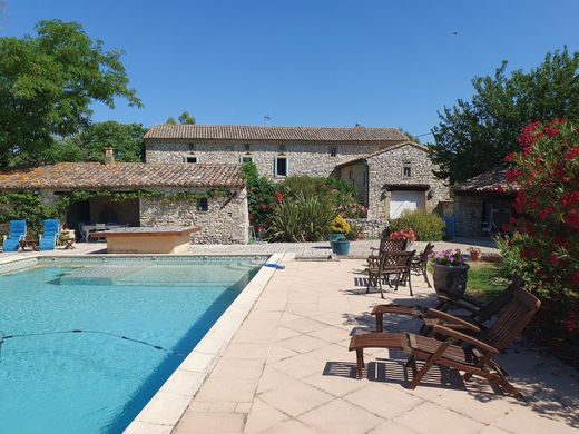 Villa in Saint-Quentin-la-Poterie, Gard
