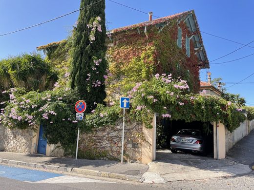 Apartment / Etagenwohnung in Toulon, Var