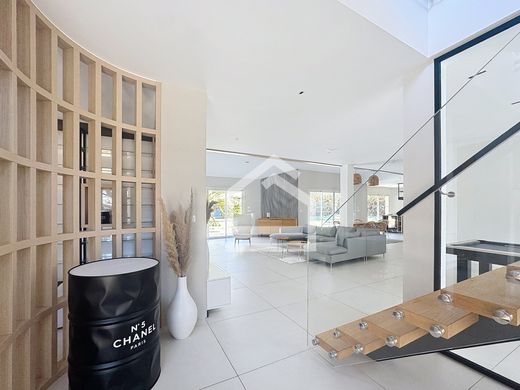 Luxury home in Eysines, Gironde