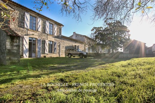 Luxus-Haus in Fontenay-le-Comte, Vendée