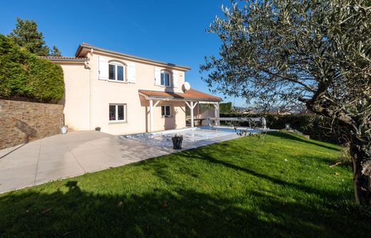 Luxury home in Villars, Loire