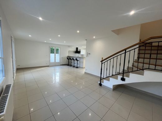 Luxe woning in Genas, Rhône