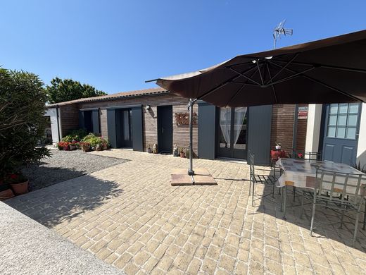 Casa di lusso a Périgny, Charente-Maritime