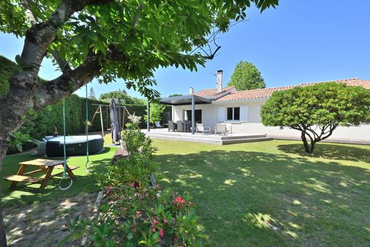 Luxury home in Saint-Jean-d'Illac, Gironde