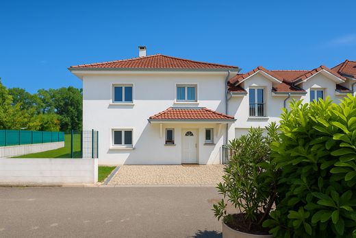 Πολυτελή κατοικία σε Saint-Genis-Pouilly, Ain