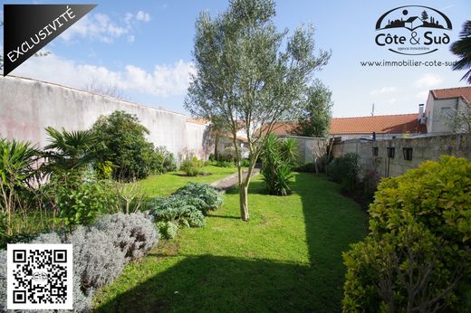 ‏בתי יוקרה ב  לה רושל, השראנט הימי