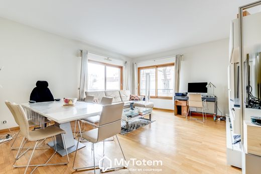Apartment / Etagenwohnung in Courbevoie, Hauts-de-Seine