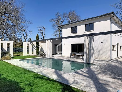 Luxury home in Saint-Aubin-de-Médoc, Gironde