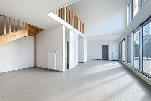 Двухуровневые апартаменты, Bourg-en-Bresse, Ain