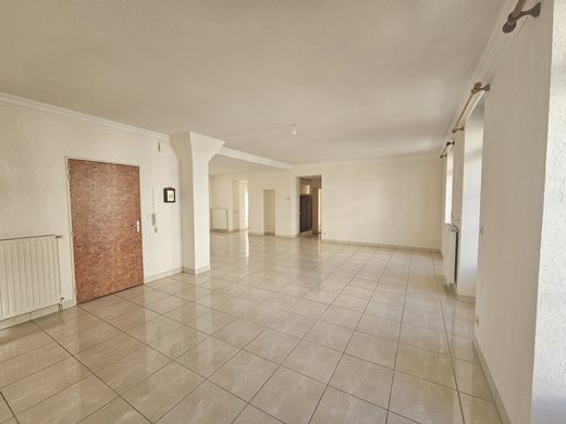 Apartment / Etagenwohnung in Vichy, Allier