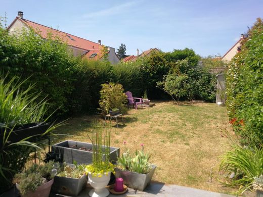 Πολυτελή κατοικία σε Montigny-le-Bretonneux, Yvelines