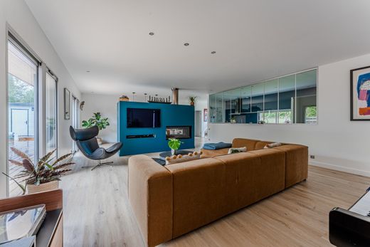 Luxus-Haus in Camblanes, Gironde