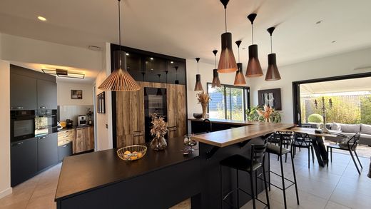 Luxury home in Carbon-Blanc, Gironde