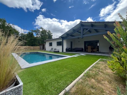 Πολυτελή κατοικία σε Saint-Jean-d'Illac, Gironde