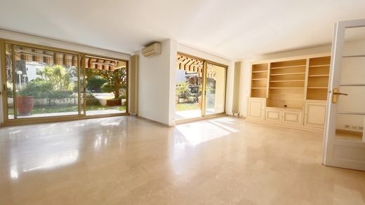 Apartment in Nîmes, Gard