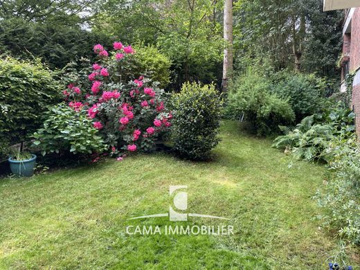 Apartment / Etagenwohnung in Jouy-en-Josas, Yvelines