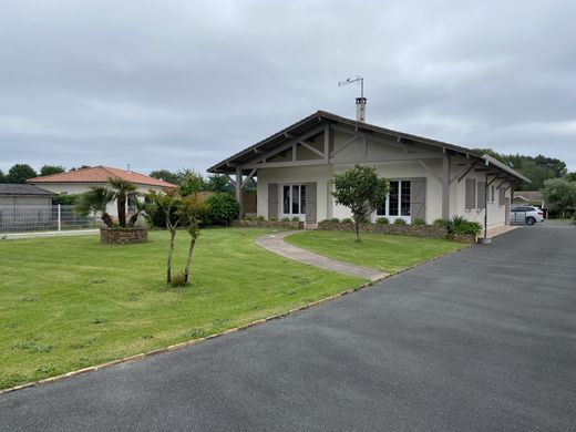 Luxe woning in Biganos, Gironde