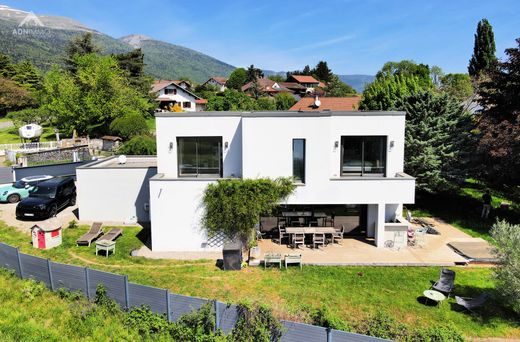 Luxus-Haus in Saint-Genis-Pouilly, Ain