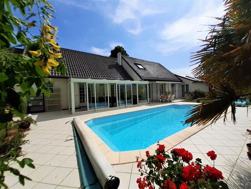 Luxus-Haus in Férolles-Attilly, Seine-et-Marne