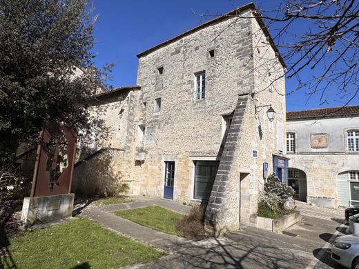 Maison de luxe à Barbezieux-Saint-Hilaire, Charente