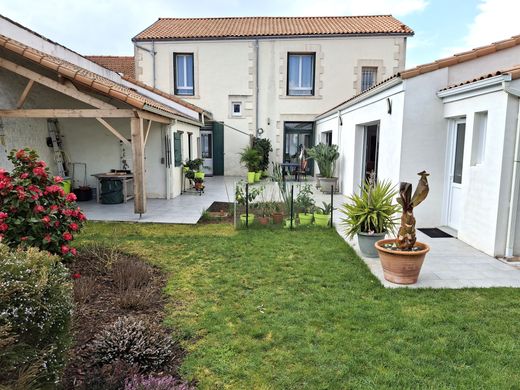 Casa di lusso a Saujon, Charente-Maritime