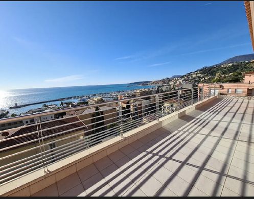 Apartment / Etagenwohnung in Menton, Alpes-Maritimes