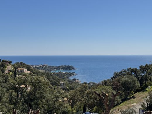 Grundstück in Saint-Raphaël, Var