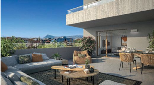 Apartment / Etagenwohnung in Annecy, Haute-Savoie