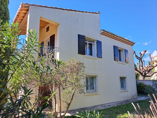 Villa in Arles, Bouches-du-Rhône