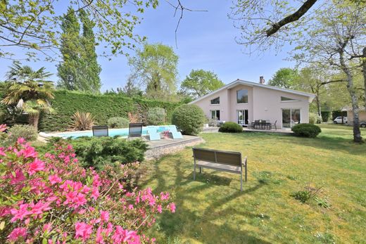 Luxus-Haus in Saint-Jean-d'Illac, Gironde