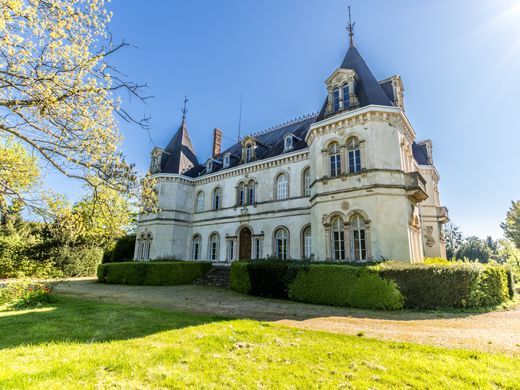 Château à Villefranche-sur-Saône, Rhône